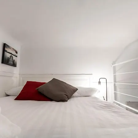 Apartment Joivy Lovely For 2 With Balcony Near Duomo Mailand